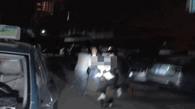 民警奋战在一线。
