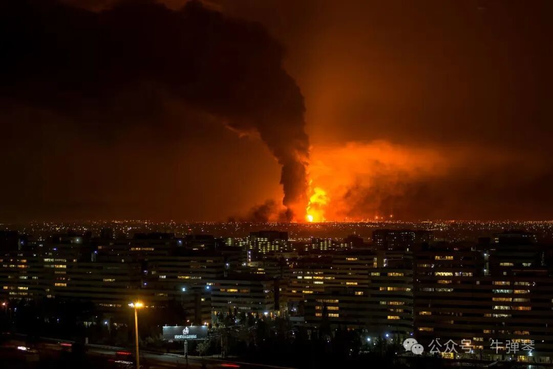 周六,德黑兰一处油库空袭现场冒起浓烟和火焰。