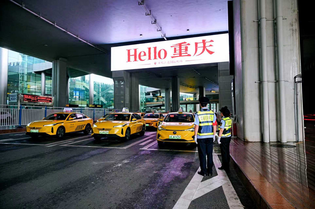 执法人员在出租车候客点巡查。受访者供图