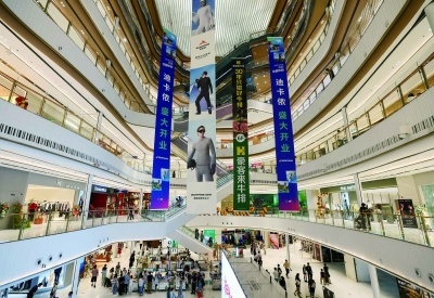 9月26日，南京华贸中心“湖畔生活节2.0”启幕，汇聚多家品牌首店与主题首展，为市民打造沉浸式消费新体验。