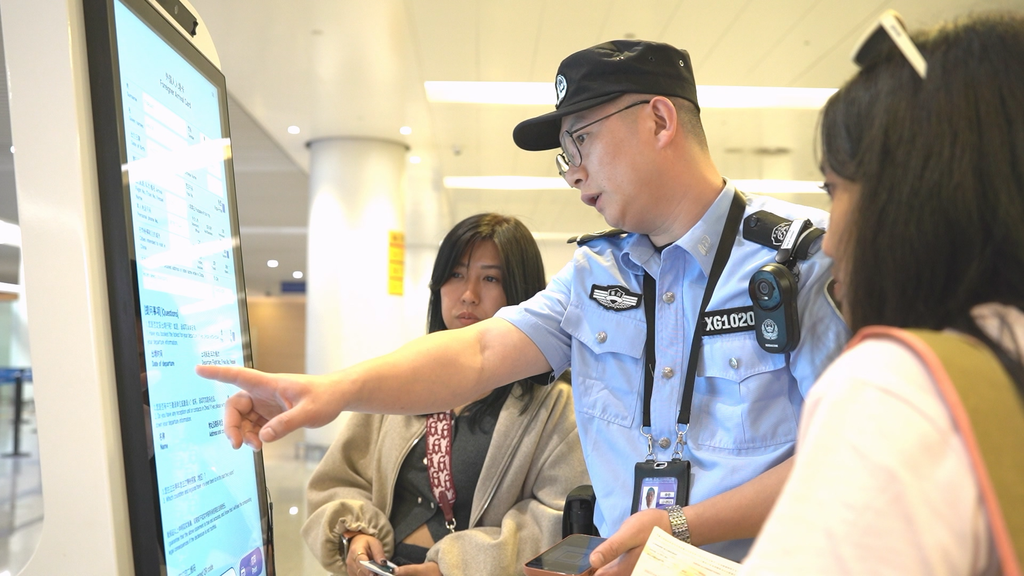 民警指导游客办理手续。 重庆边检总站供图