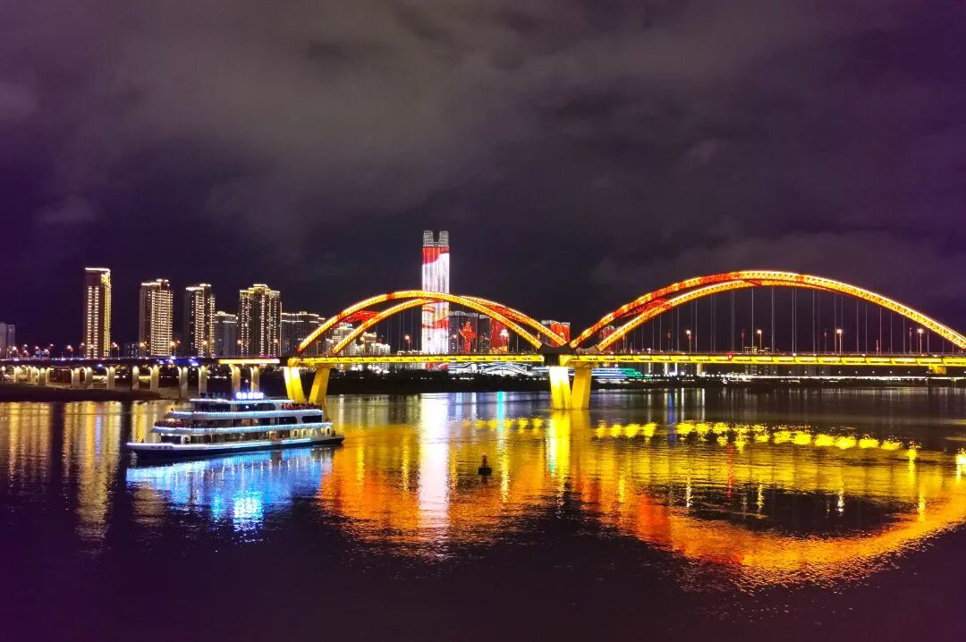 游客乘船观赏嘉陵江夜景。南充市融媒体中心记者余中华摄.jpg