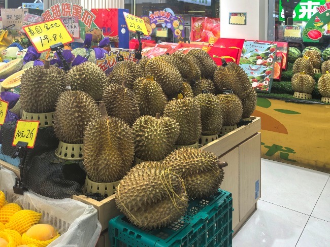瑶海区龙岗路一家水果店的榴莲。