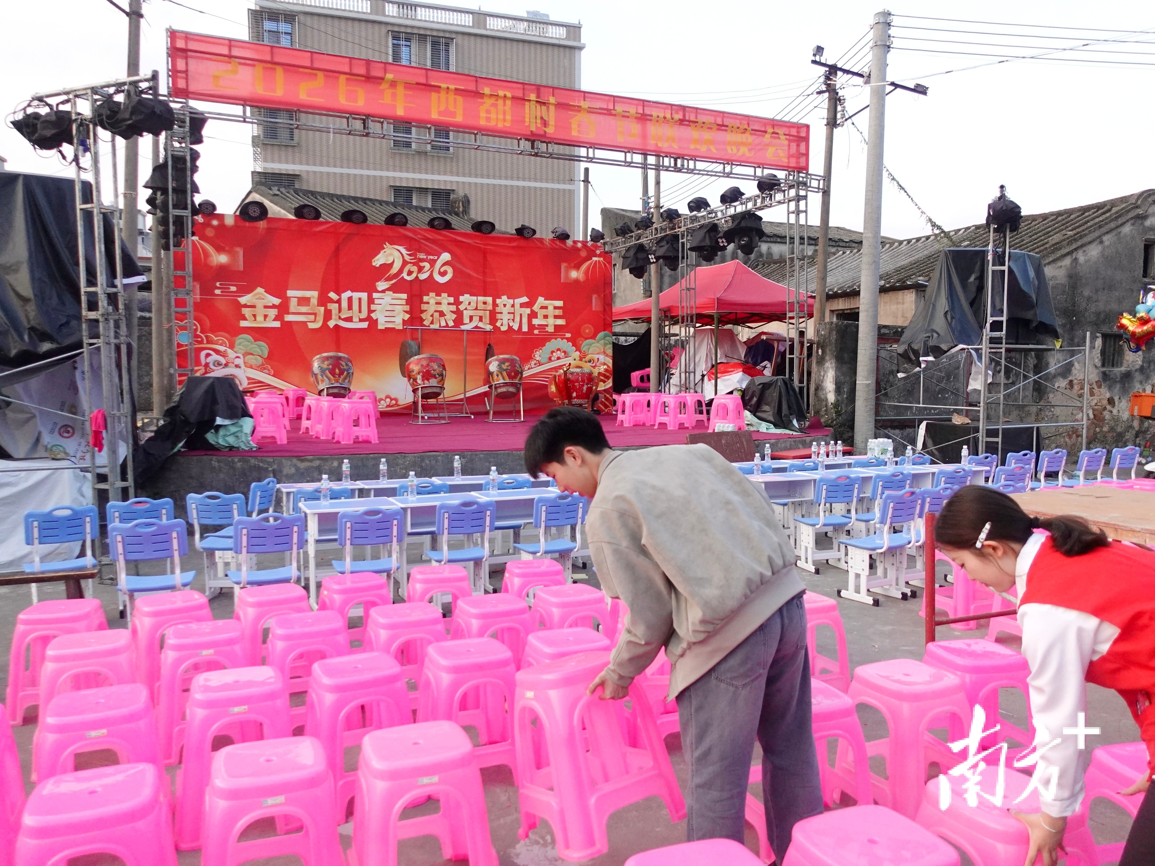 “村晚”开场前,大学生们在布置场地。