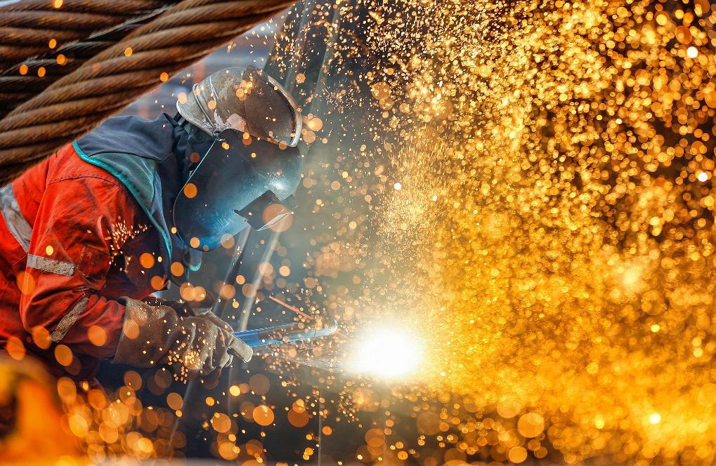 1月29日，在天津市滨海新区，海上油气平台建设工人进行现场施工。