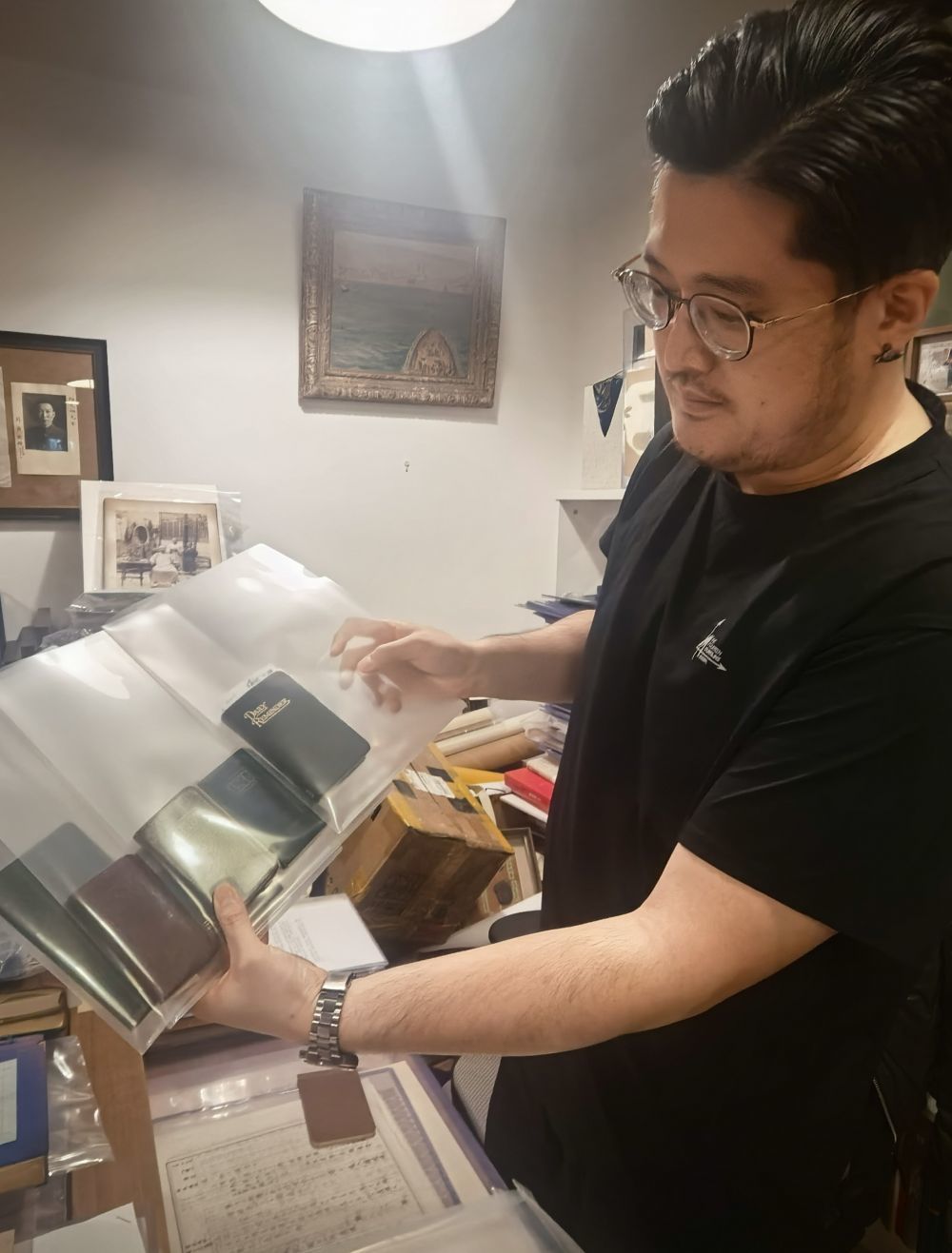 邹德怀向记者展示萨顿日记。新华社记者 蒋芳 摄