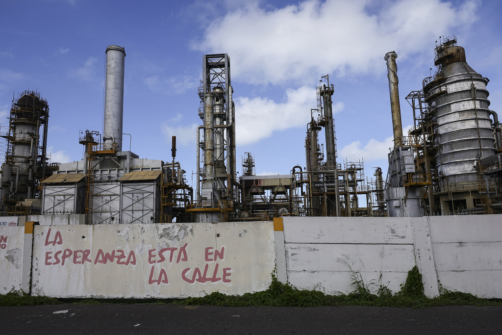 当地时间2025年12月18日,委内瑞拉卡贝略港,埃尔帕利托炼油厂。视觉中国 图