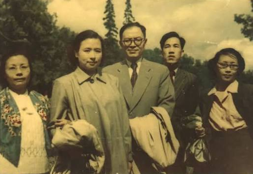 长征时期支持了毛主席恢复领导地位的时任中央负责人洛甫(张闻天)一般以“留苏学生”身份出名。但他其实还曾在美国加州大学伯克利(UCB)以类似模式勤工俭学了几年