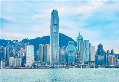 湛蓝海水、高楼林立，香港维多利亚港活力四射，尽显东方之珠的风采。刘一江摄（人民图片）