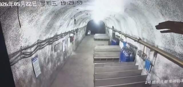 ▲监控显示事故发生时的井下画面（图源：央视新闻）
