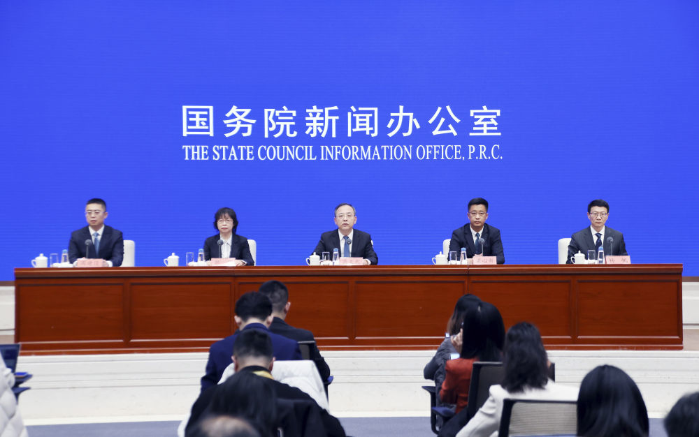 1月23日，国务院新闻办公室在北京举行新闻发布会，国家知识产权局副局长芮文彪、国家知识产权局战略规划司司长梁心新、国家知识产权局知识产权保护司司长郭雯、国家知识产权局公共服务司司长杨帆介绍2025年知识产权工作进展情况，并答记者问。新华社记者 潘旭 摄