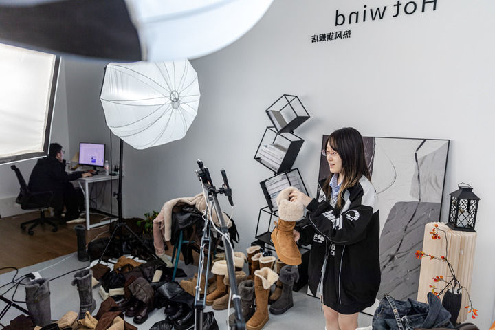 2025年11月10日，在浙江省温州市瓯海区的一家网络科技公司，主播通过网络直播销售鞋子。新华社发（刘吉利摄）