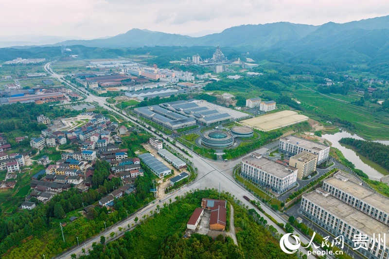 航拍贵州锦屏经济开发区。人民网 阳茜摄