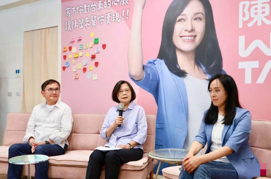 蔡英文、民进党籍台东县长参选人陈莹(右一),图源:台媒