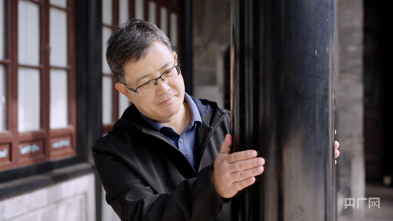 朱阳在天津广东会馆进行实地考察（央广网记者 褚夫晴 摄）