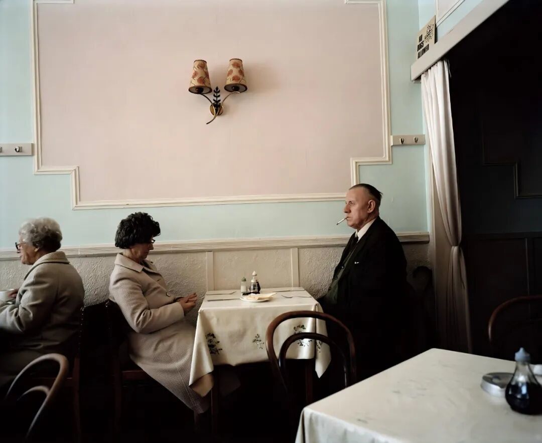 1985年,英国新布莱顿。餐厅里的夫妇。(图 /Martin Parr)
