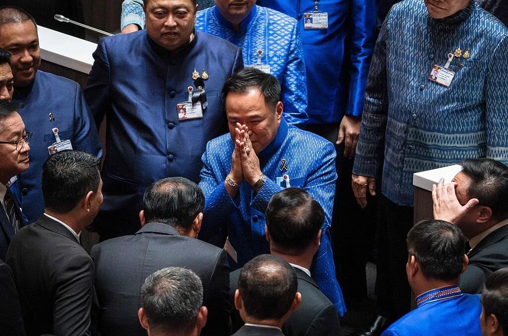 当地时间2026年3月19日，泰国曼谷，阿努廷（中）在议会投票后问候党内成员。图/视觉中国