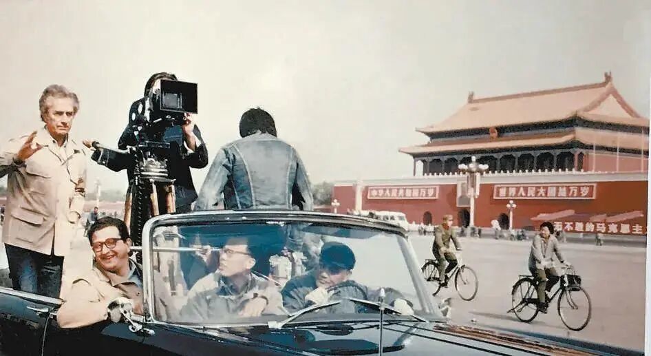 安东尼奥尼摄制组在天安门广场前拍摄（图源：北京日报纪事）