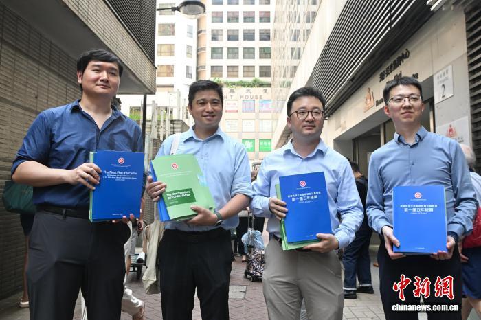 9月16日,香港市民在湾仔民政咨询中心门外领取《香港特别行政区经济和社会发展第一个五年规划(2026—2030年)》(香港第一个五年规划)及《行政长官2026年施政报告》(施政报告)纸质文本。图为市民领取纸质文本后合影。 中新社记者 李志华 摄