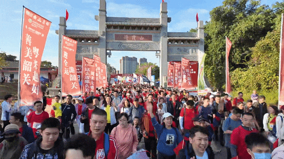 穿越丹霞山50公里徒步赛。资料图
