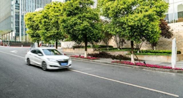 以为怠速能充电?其实是给发动机喂“毒”,油烧光了电也没充满-有驾