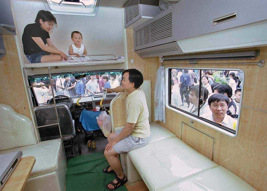 2002年，在北京国际汽车展上，一款配有上下床、桌子、厨房及卫生间的国产旅游房车引起参观者的浓厚兴趣。 刁立声摄