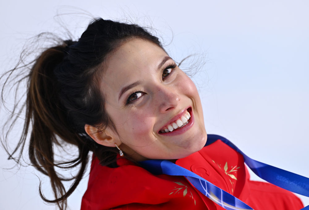 2月9日，谷爱凌在颁奖仪式上。新华社记者 张宏祥 摄