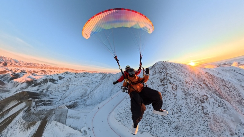 在新疆，冰雪+高空运动成为一种新玩法