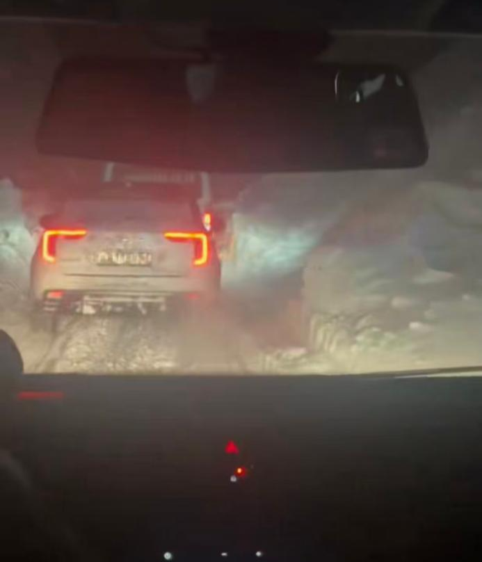 返程路上全是冰雪(受访者供图)