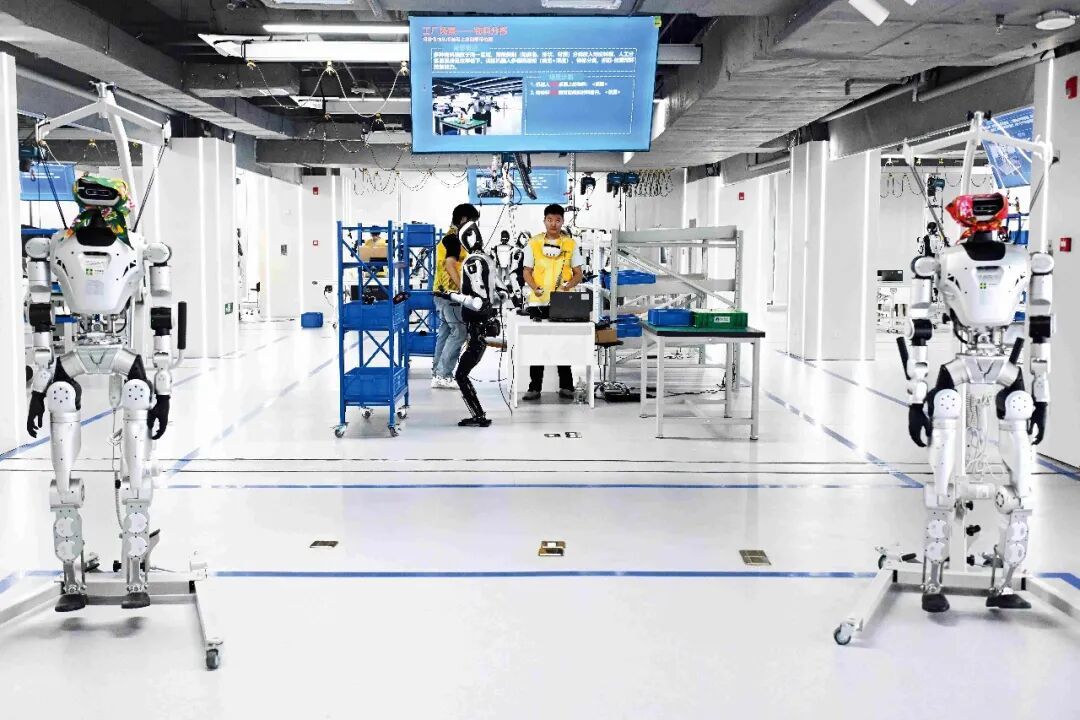 8月6日,安徽合肥市具身智能机器人数据采集预训练场内,83台来自不同企业的机器人在家居、商超、工业等领域的30余个复刻场景中开展实训。摄影/本刊记者 韩苏原