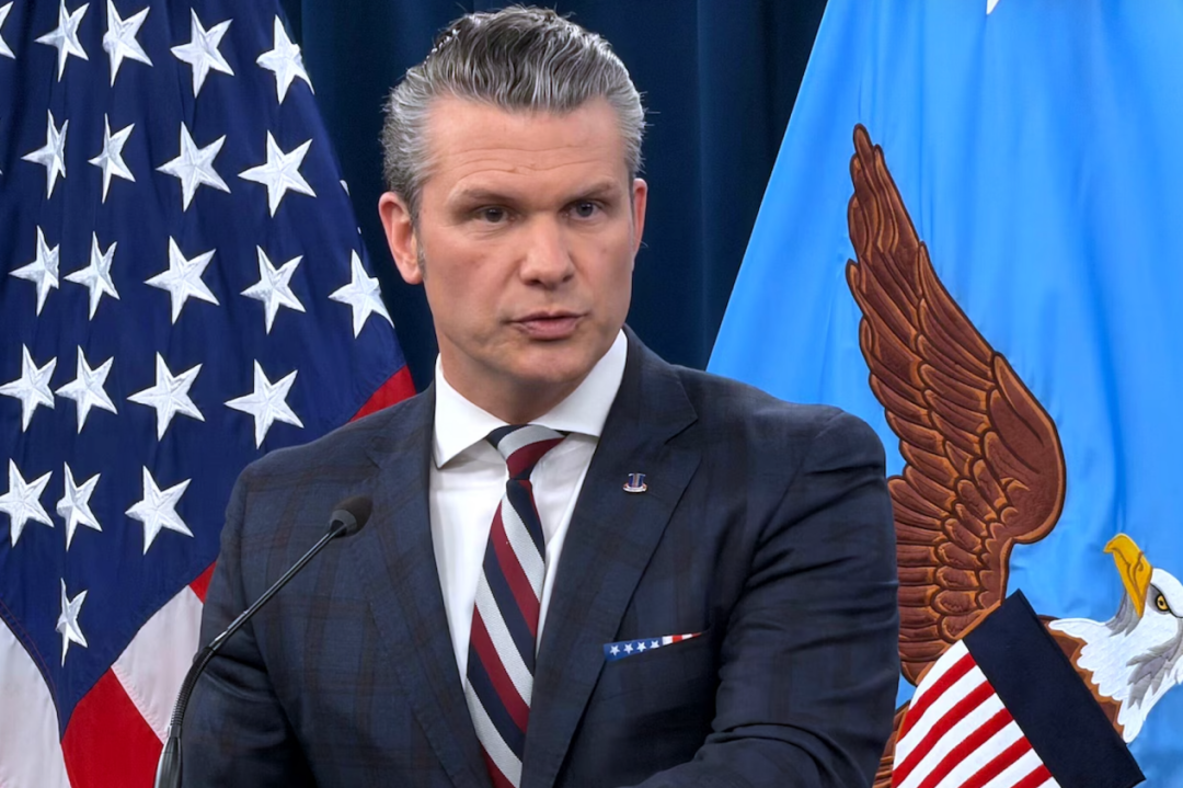 美国国防部长赫格塞思在五角大楼就美方针对伊朗的军事行动发表讲话,表示战争“远未结束”。(图源:美联社)