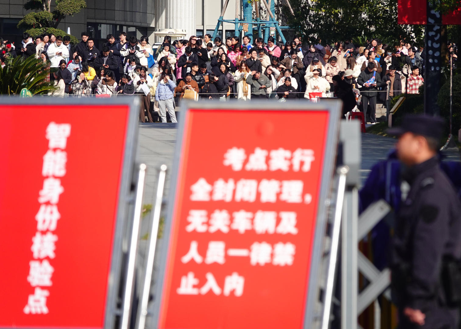 ↑考生走出考场。图文无关。图据视觉中国