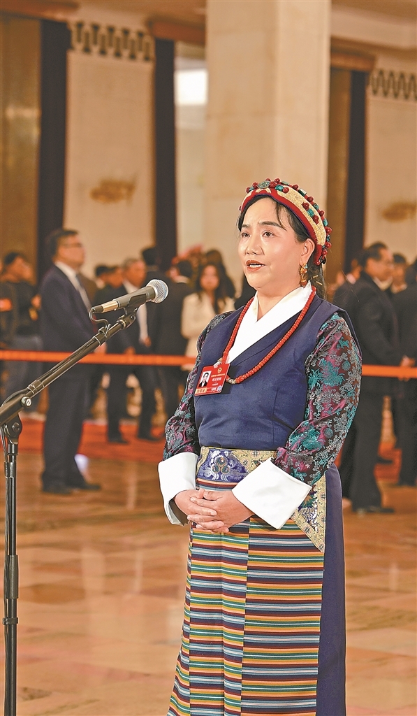 图为住藏全国政协委员明吉措姆在人民大会堂举行的全国政协十四届四次会议第二场“委员通道”集体采访活动中接受媒体采访。
