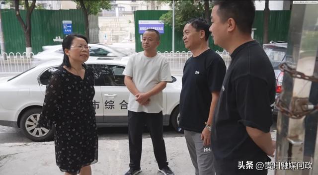 市人大代表马仲玲(左一)到南明区观水路调研“以商养厕”公厕模式