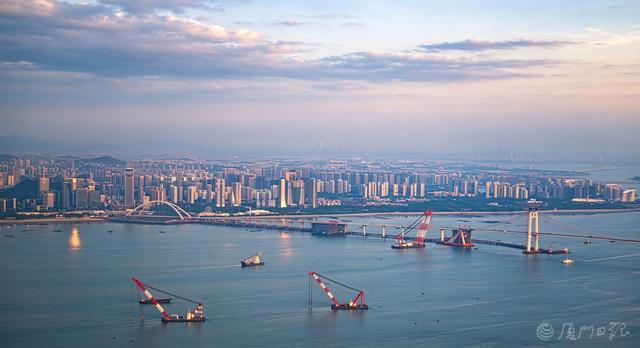 昨天新一股冷空气给厦门市民带来凉意。图为厦金大桥附近晨景。(本报记者 林铭鸿 摄)