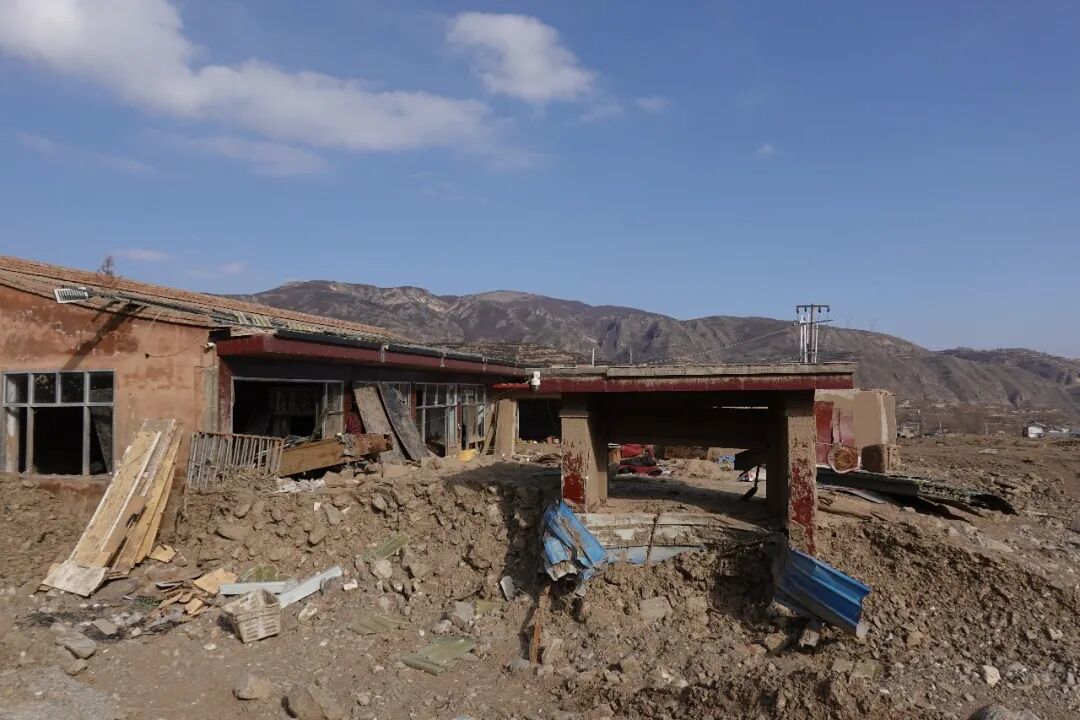 山洪四个月后,丁亮已住进新家,旧宅还杵在泥土砂石中