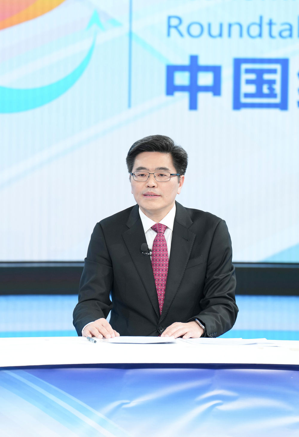 赛迪研究院党委书记刘文强在第三十一期“中国经济圆桌会”大型全媒体访谈节目录制现场发言。新华社记者 任鹏飞 摄