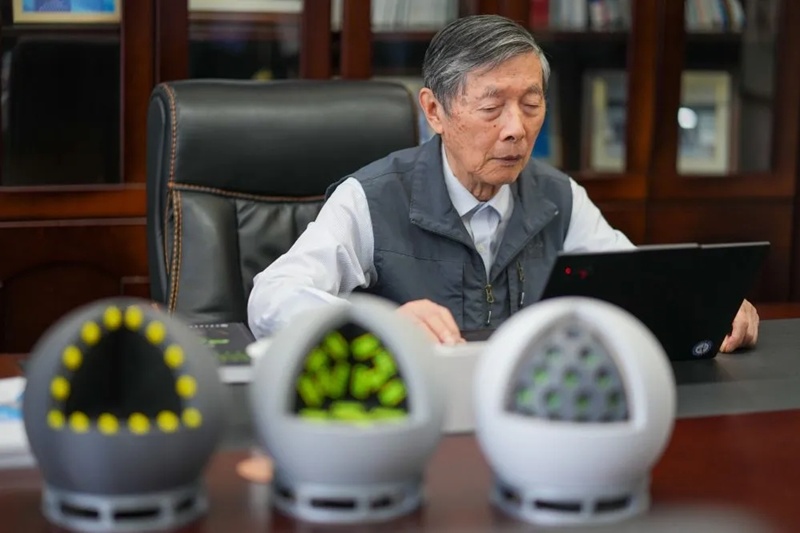 图为陈立泉院士在办公室。新华社记者 李博 摄