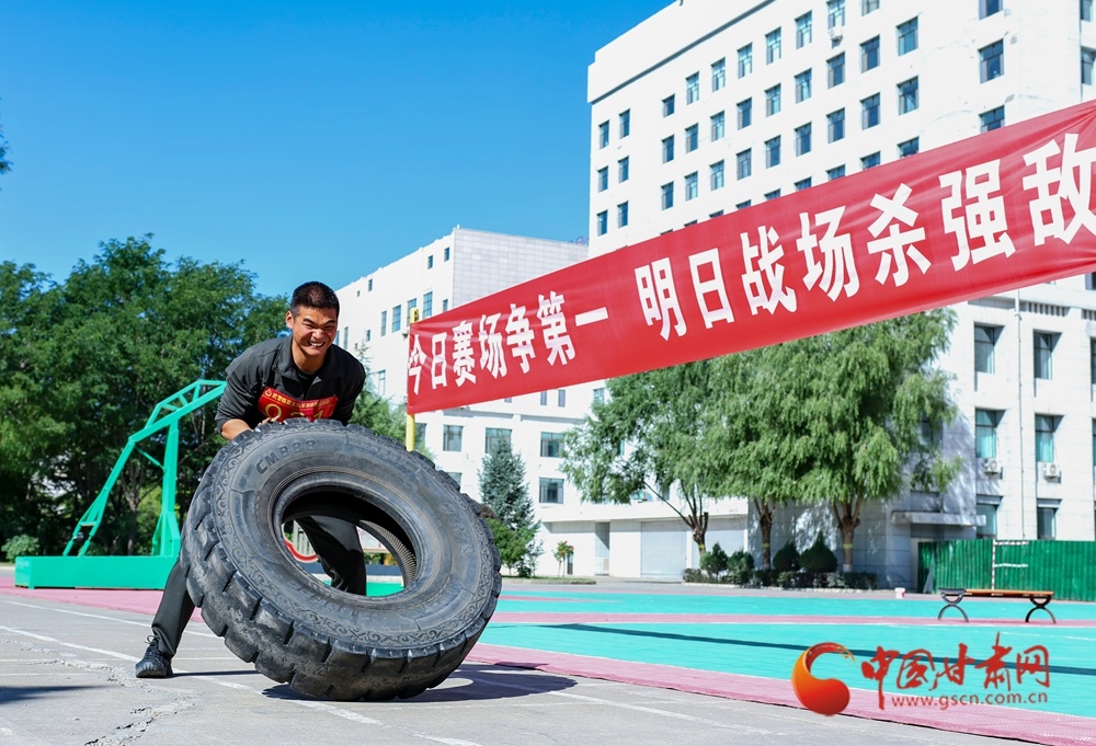 翻动沉重轮胎，爆发力量挑战极限。