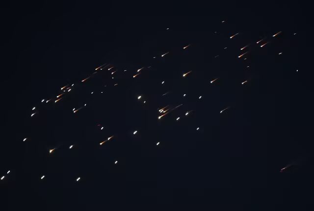 周三,伊朗向以色列发射的导弹,作为对美以袭击的报复,在约旦河西岸希伯伦上空被看到。