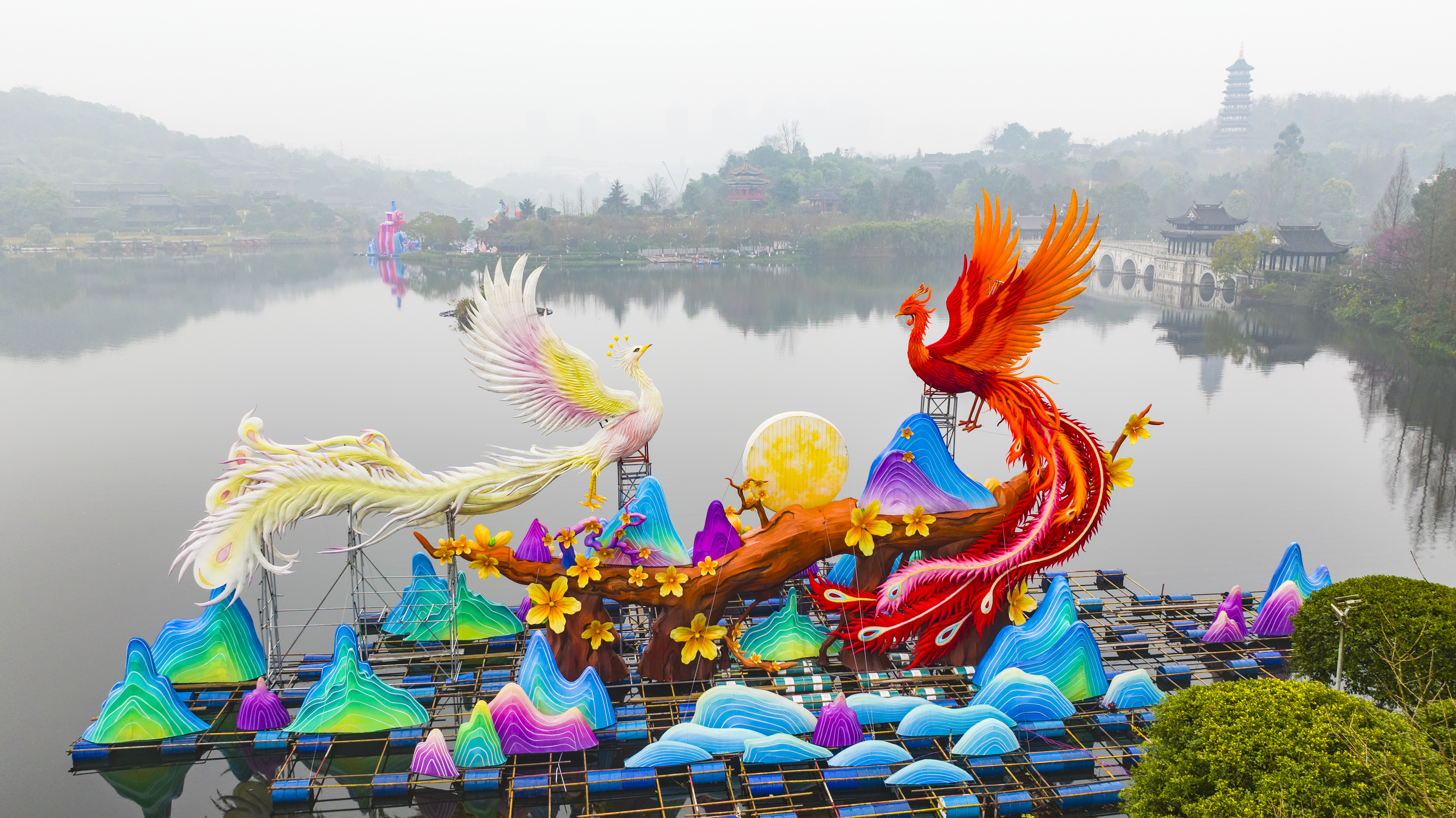 ▲重庆园博园，2026重庆市新春灯会——“禧欢霓”园博园大型水上灯会现场，造型精美的彩灯已初现雏形。（无人机照片）记者 齐岚森 摄/视觉重庆