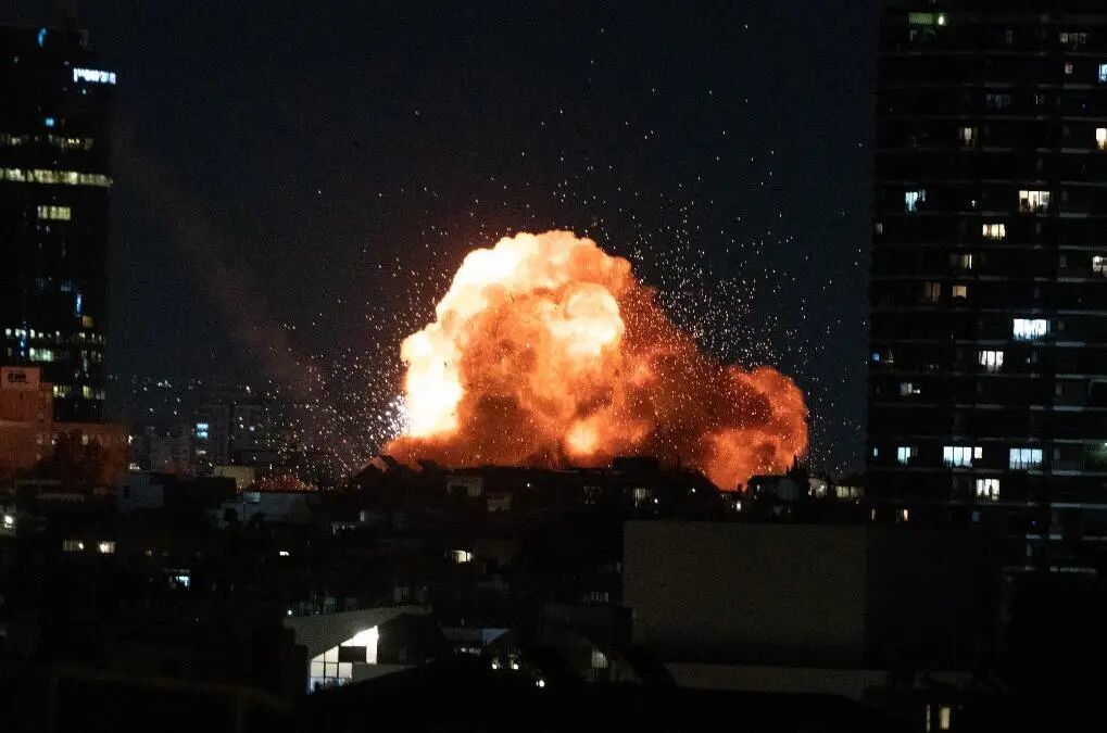 以色列特拉维夫市区传出巨大爆炸声,有建筑物雪出火光(图源:新华社)