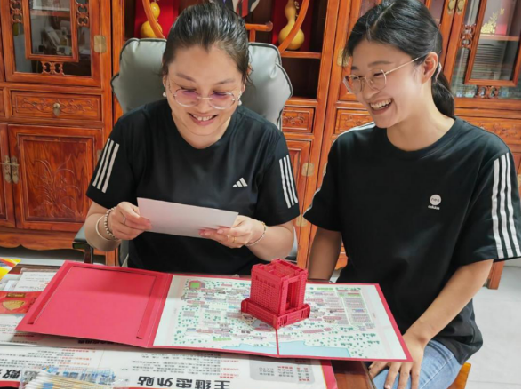 少娟拿到硕士研究生录取通知书