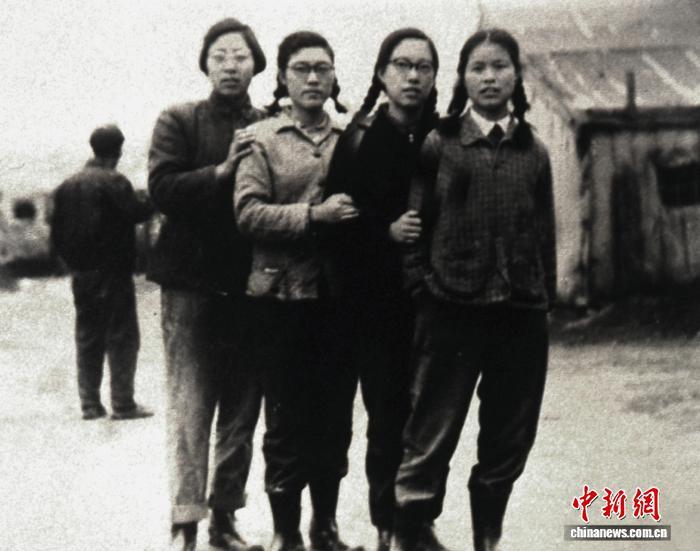 图为老照片中四位上海姑娘的高原合影。青海原子城纪念馆供图