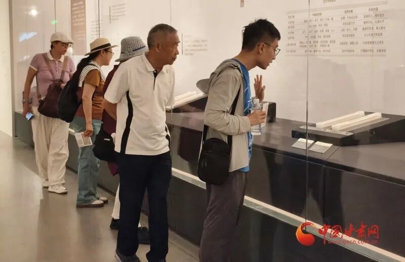 “简述廉洁——汉简中的廉洁文化”开展以来,参观者持续不断。