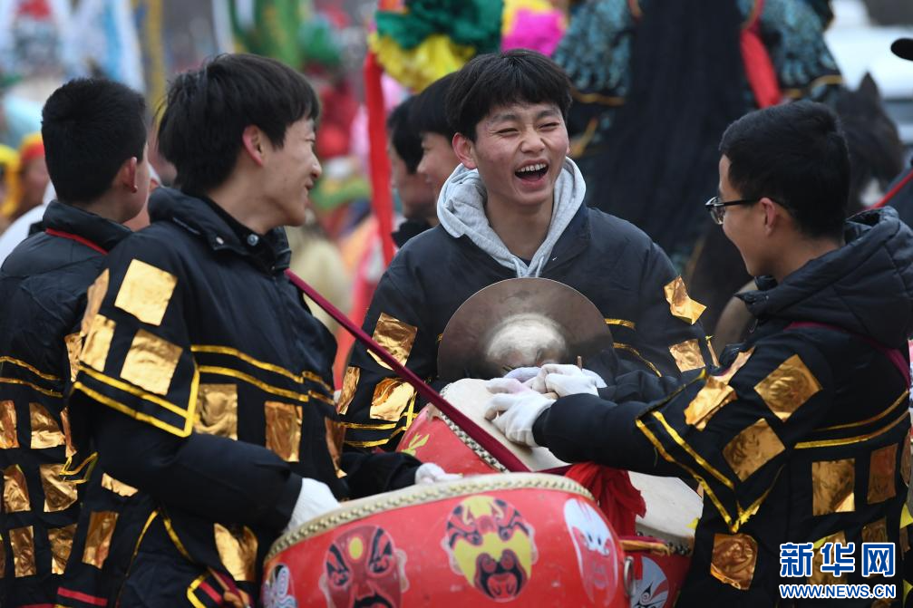 3月2日,陇县黄花峪村社火队的锣鼓队员在游演。新华社记者 邹竞一 摄