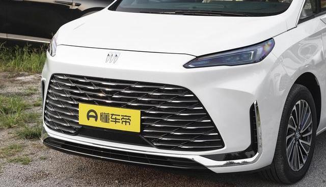 之前我一直开一台紧凑级 SUV，单身的时候用着挺顺手，通勤代步、周末出游都能应付-有驾