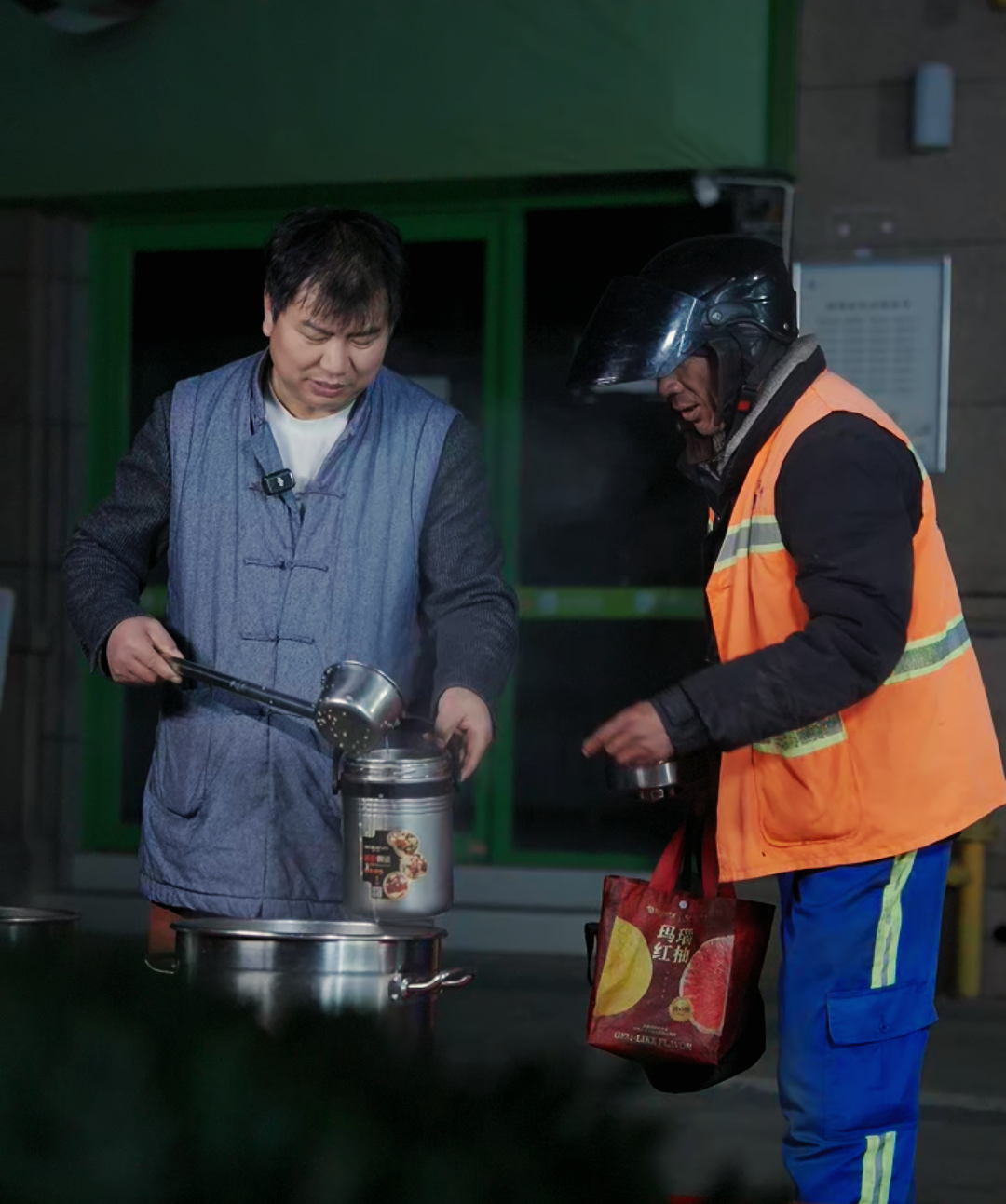 清晨6点,张清为附近的环卫工打粥