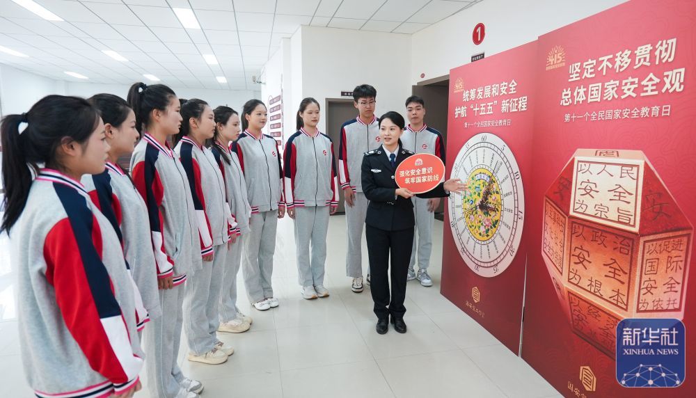 ↑ 4月14日，在江苏省兴化中等专业学校，兴化市司法局法治宣讲员给学生讲解国家安全知识。新华社发（周社根摄）