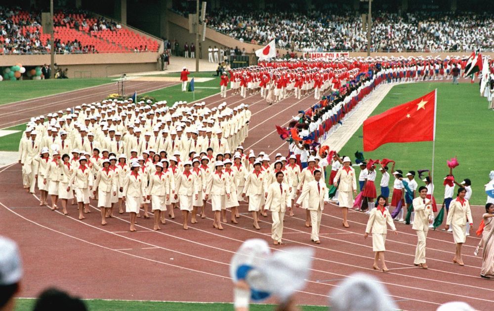 1982年11月19日,第九届亚运会开幕式在印度首都新德里举行。这是中国体育代表团入场。新华社发